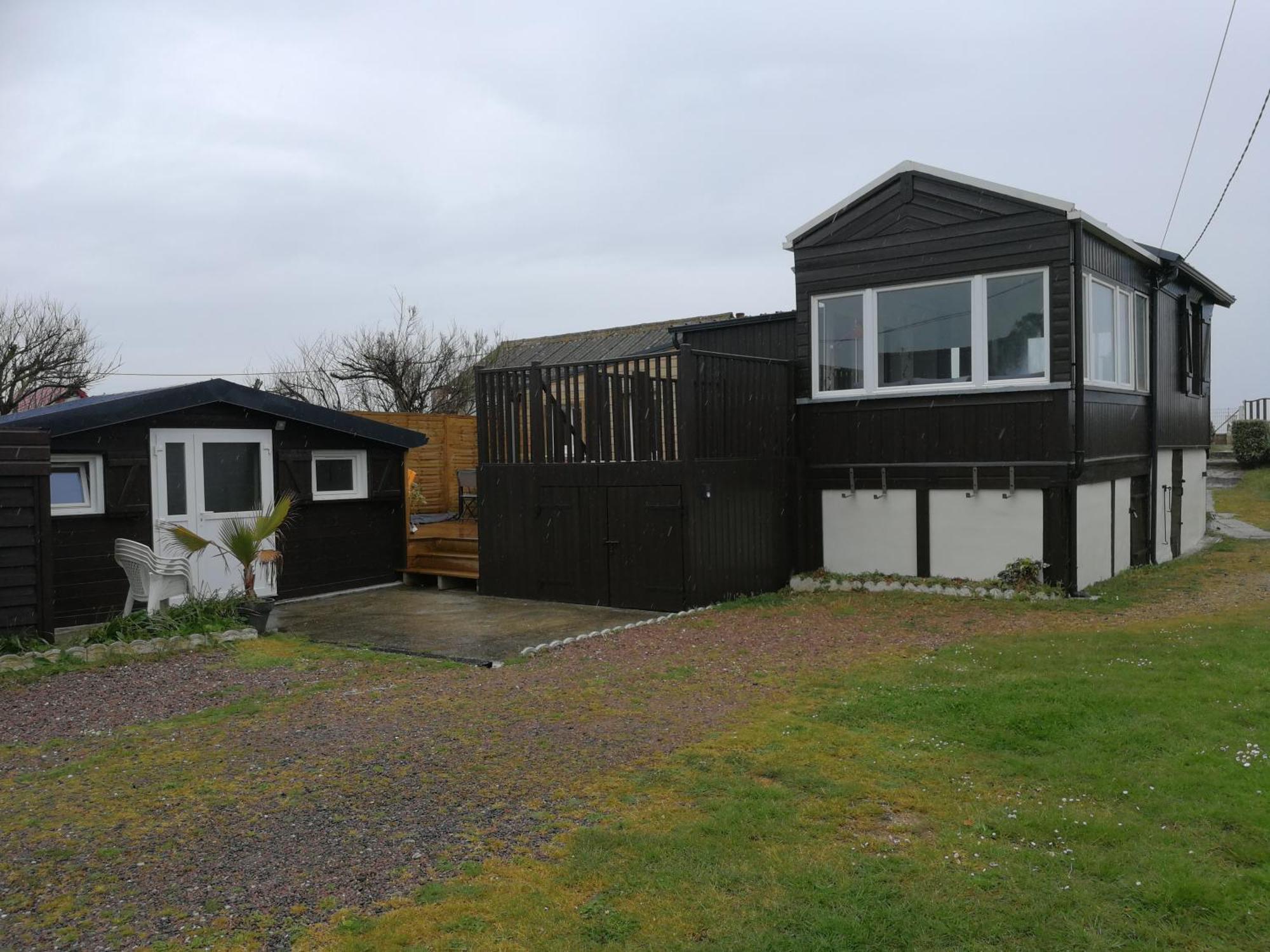Le Chalet, Les Pieds Dans L'eau